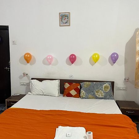 Sunrise Bed & Breakfast Кхаджурахо Экстерьер фото