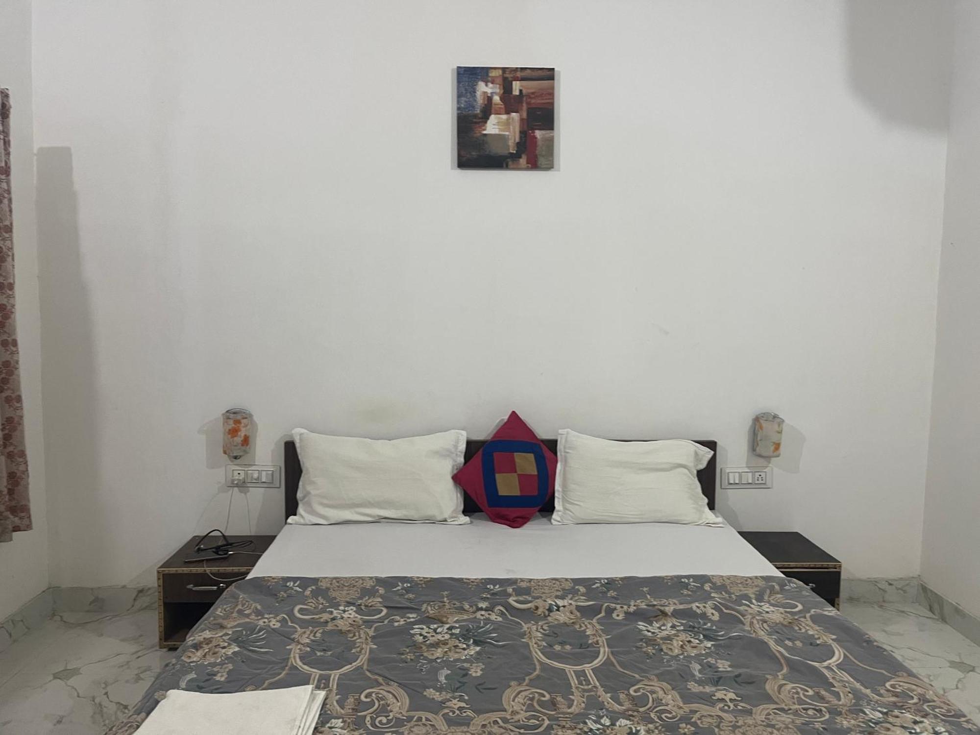 Sunrise Bed & Breakfast Кхаджурахо Экстерьер фото