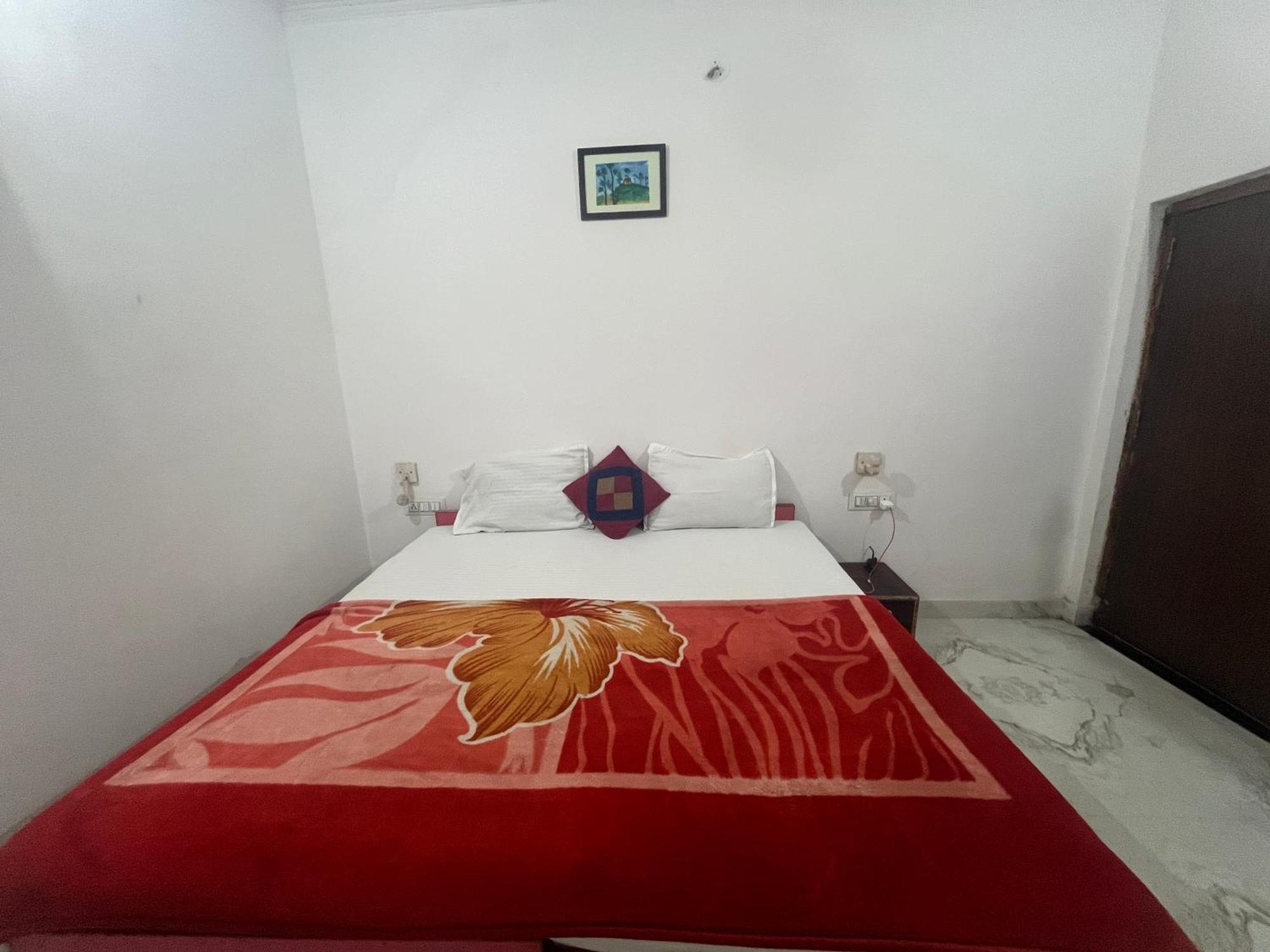 Sunrise Bed & Breakfast Кхаджурахо Экстерьер фото